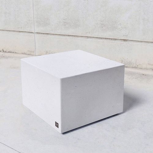 Panca per spazi pubblici contemporanea - Cubic 109 - SIT Urban Design - in calcestruzzo / in fibra di vetro / senza schienale