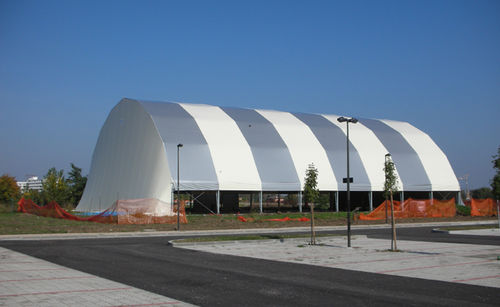 Tensostruttura su ossatura metallica - TENNIS - Favaretti - a membrana e funi / per copertura / con membrana in PVC