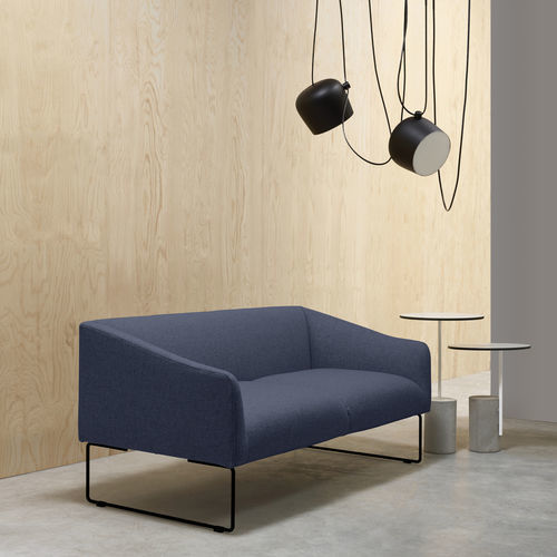 Divano contemporaneo - BIBO - UFFICIO DESIGN ITALIA - in tessuto / con braccioli / a slitta