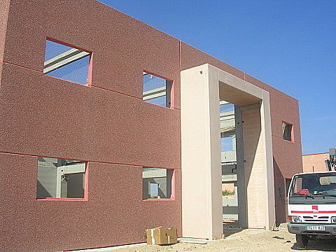 Pensilina da ingresso - Planas - con struttura in calcestruzzo / piatta / contemporanea
