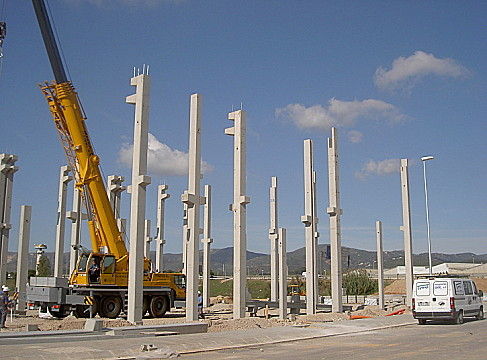 Pilastro prefabbricato in cemento armato - Planas - con mensola