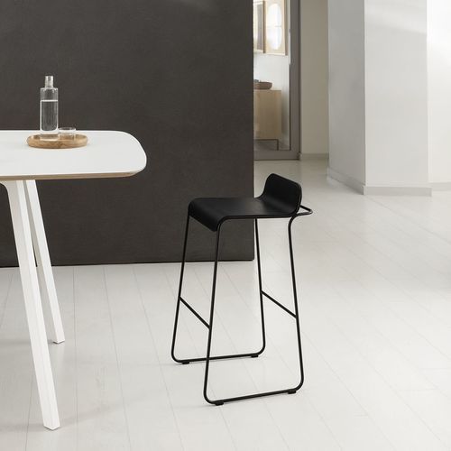 Sgabello da bar contemporaneo - FLOW - True Design srl - in legno / con supporto in metallo / a slitta