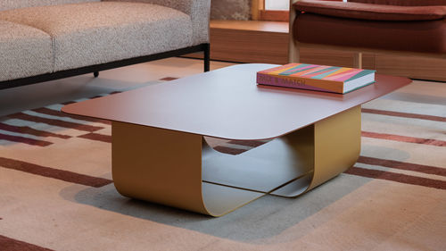 Tavolino basso design minimalista - FIOCCO - True Design srl - in metallo / in acciaio / con supporto in metallo
