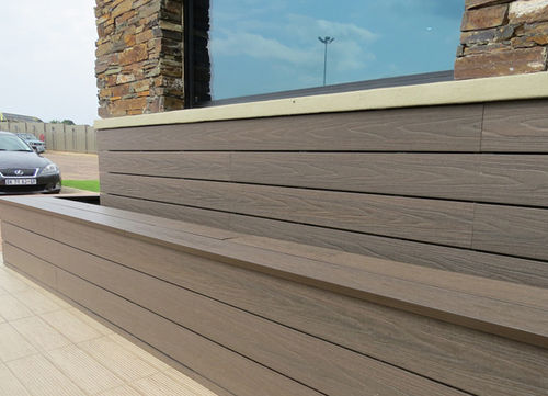 Rivestimento di facciata a doghe - ULTRASHIELD® - newtechwood - in composito / con scanalature / aspetto legno