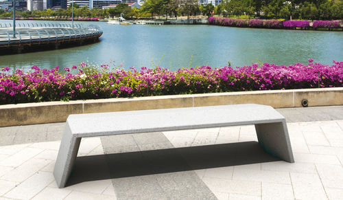 Panca per spazi pubblici contemporanea - BRIDGE - botton & gardiner urban furniture - in granito / in marmo