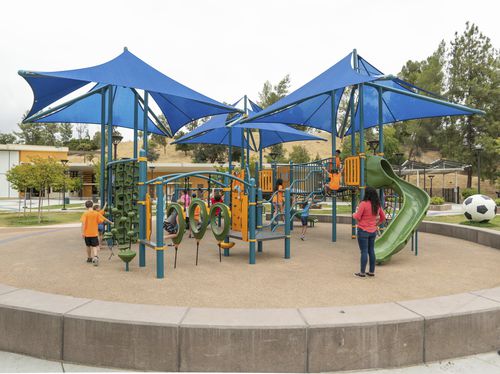 Struttura ludica per parco giochi - Design 7734 - LANDSCAPE STRUCTURES - in acciaio con rivestimento a polvere / in polietilene / in plastica riciclata