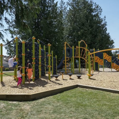 Struttura ludica per parco giochi - PlayBooster - Design 6941 - LANDSCAPE STRUCTURES - in acciaio / in acciaio con rivestimento a polvere / in polietilene