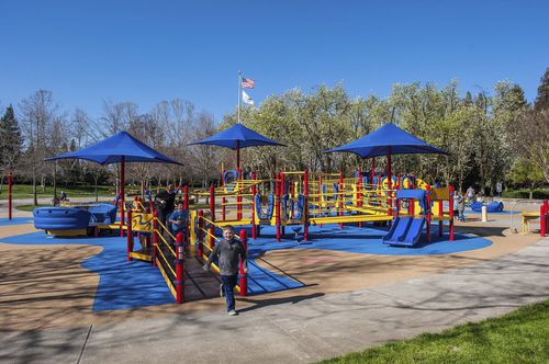 Struttura ludica per parco giochi - Athan Downs Park - Design 7554 - LANDSCAPE STRUCTURES - in acciaio inossidabile / in acciaio con rivestimento a polvere / in polietilene