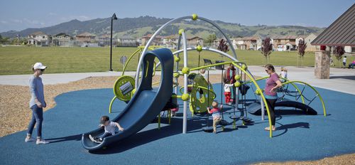 Struttura ludica per parco giochi - Design 7665 - LANDSCAPE STRUCTURES - in acciaio inossidabile / in acciaio con rivestimento a polvere / in polietilene