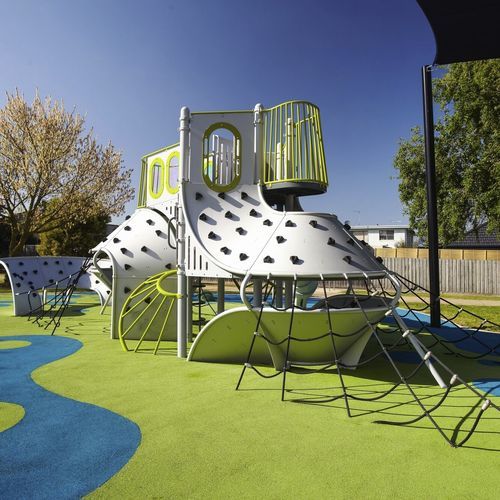 Struttura ludica per parco giochi - Glen Eira Sports and Aquatic Center - LANDSCAPE STRUCTURES - in acciaio con rivestimento a polvere / in alluminio / in polietilene