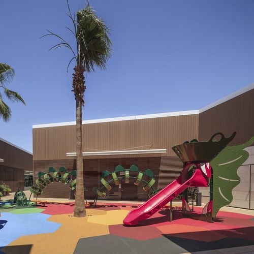 Struttura ludica per parco giochi - The Style outlet Viladecans - LANDSCAPE STRUCTURES - in acciaio con rivestimento a polvere / in polietilene / in plastica riciclata