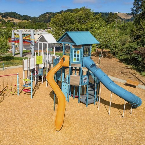 Struttura ludica per parco giochi - Playground Fantastico - LANDSCAPE STRUCTURES - in acciaio con rivestimento a polvere / in polietilene / in plastica riciclata