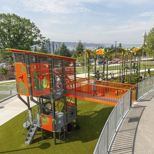 Struttura ludica per parco giochi - Yesler Terrace Park - LANDSCAPE STRUCTURES - in acciaio con rivestimento a polvere / in polietilene / in plastica riciclata