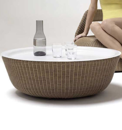 Tavolino basso contemporaneo - PEBBLE  - Tectona - in resina intrecciata / con supporto in metallo / rotondo