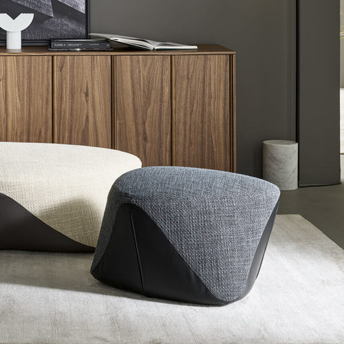 Pouf contemporaneo - Seki - BONALDO - in pelle / in tessuto / triangolare