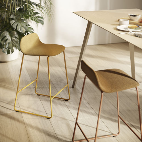 Sgabello da bar contemporaneo - BISELL - TREKU - in tessuto / in legno / con supporto in metallo