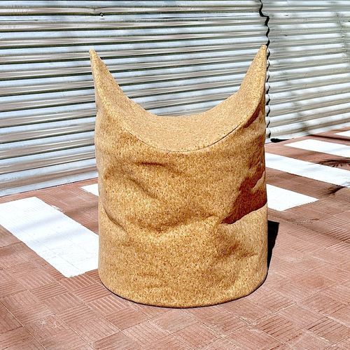Sgabello design minimalista - AMORPH - neo - in pelle / in sughero / fatto a mano
