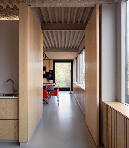 Porta da interno - HarryVan, The Netherlands - FritsJurgens - in legno / a bilico con asse laterale / contemporanea