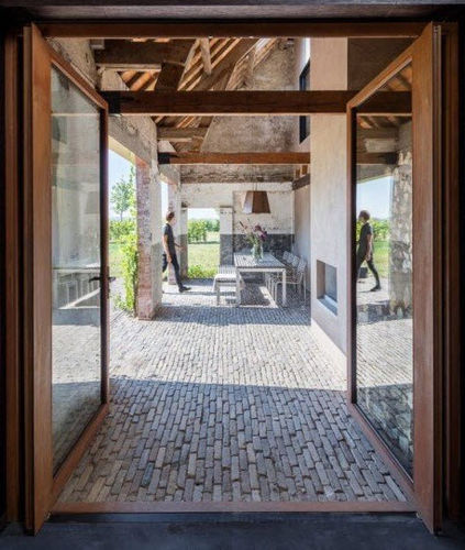 Porta finestra a bilico con asse laterale - FritsJurgens - in legno / idrofuga