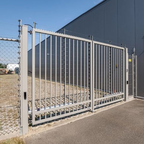 Cancello battente - BASTION  - WISNIOWSKI - in acciaio galvanizzato / a sbarre / a motore