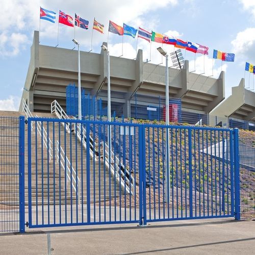 Recinzione in rete metallica - VEGA - WISNIOWSKI - a sbarre / sportiva / per campo sportivo