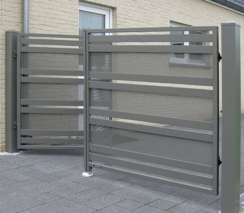 Cancello battente - MODERN  - WISNIOWSKI - in acciaio galvanizzato / a lamelle / a sbarre