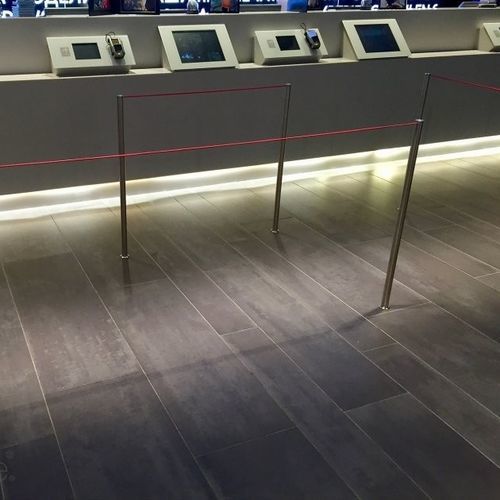 Colonnina con nastro a corda - Q  - Absolute Museum & Gallery Products Ltd