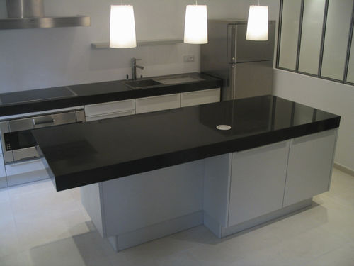 Cucina contemporanea - LIGHTWEIGHT STONE : BLACK GRANITE - BROCATELLE - in legno / con isola / senza maniglie
