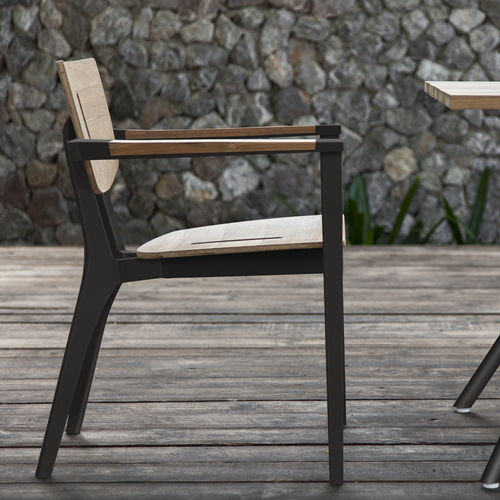 Sedia contemporanea - DIUNA - OASIQ - da esterno / in teak / con supporto in alluminio