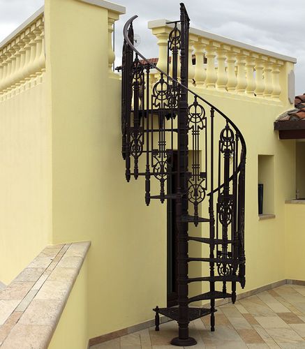 Scala a chiocciola - C 120 - Ghisarredo - con gradini in ghisa / con struttura in acciaio / per uso residenziale