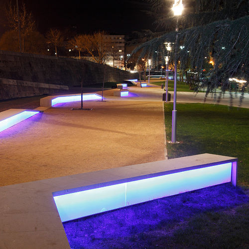 Panca per spazi pubblici contemporanea - CAMALEON - Setga - in pietra / con illuminazione LED integrata