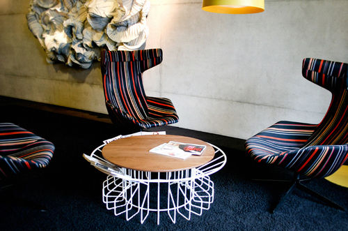 Tavolino basso design originale - AMARANT - SPELL - in legno / rotondo / per uso residenziale