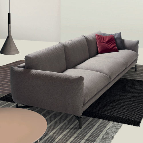 Divano contemporaneo - Kom - My Home Collection - in tessuto / con braccioli / con cuscino rimovibile