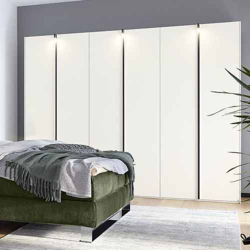 Armadio contemporaneo - ANTIVO - Musterring - in legno laccato brillante / con ante battenti / con illuminazione integrata