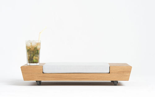 Sgabello contemporaneo - MOJITO - qowood - in rovere / con rotelle / bianco