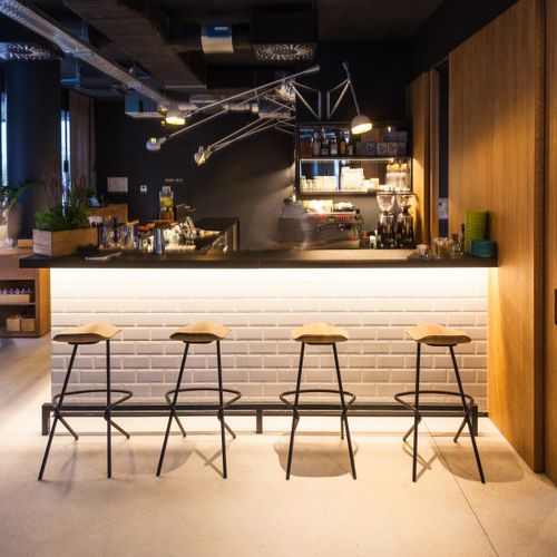 Sgabello da bar contemporaneo - STRAIN - prostoria - in legno massiccio / con supporto in acciaio / contract