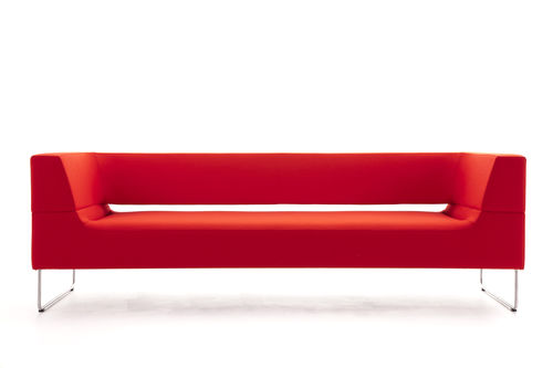 Divano contemporaneo - HAL - LK Hjelle - in tessuto / rosso / per edifici pubblici