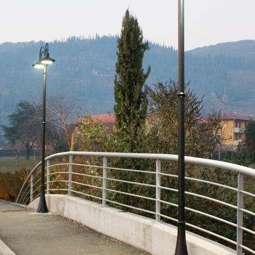 Lampione urbano - OLWEN II - OMS, spol. s. r.o.  - classico / in ghisa di alluminio / in policarbonato