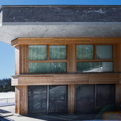 Frangisole in alluminio - MV 90 - Schenker Stores - per facciata / verticale / orientabile motorizzato