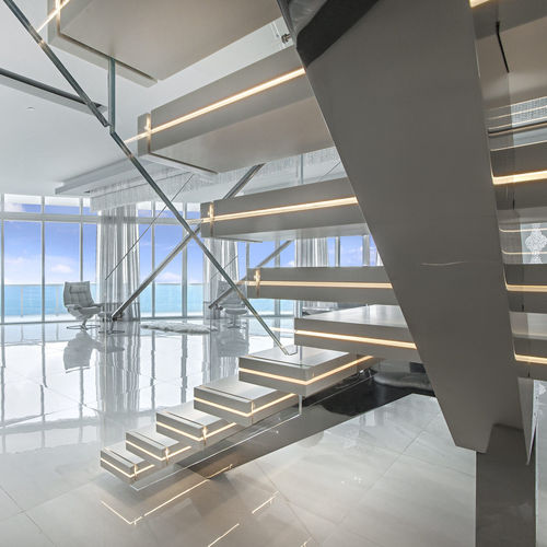 Scala a U - LUXO: DUPONT CORIAN - Officine Sandrini - con gradini in pietra / per uso residenziale / professionale