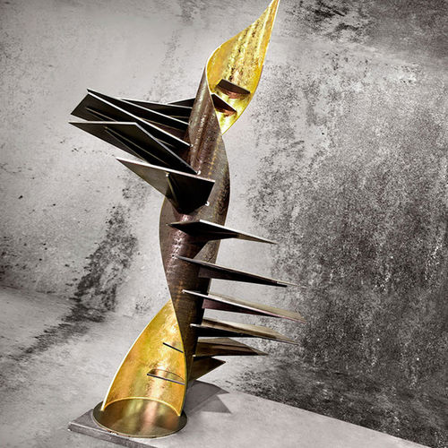 Scala a chiocciola - SKULPTURA : "LEAF" GOLD - Officine Sandrini - con gradini in metallo / con struttura in metallo / per uso residenziale