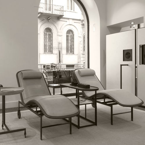 Chaise longue contemporanea - FORA  - DIMENSIONE CHI WING LO - in tessuto / in pelle / in metallo
