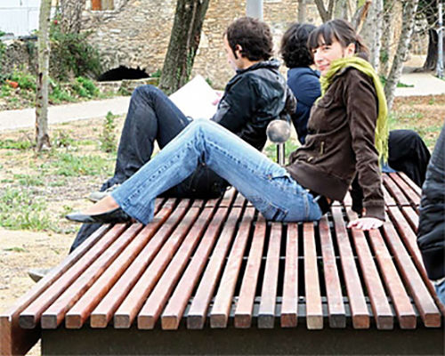 Panca per spazi pubblici contemporanea - FLUX - Colomer - in legno / in acciaio / con schienale