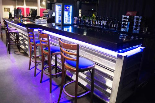 Banco reception in legno - 2 - V-korr Creative Surface - luminoso / per bar