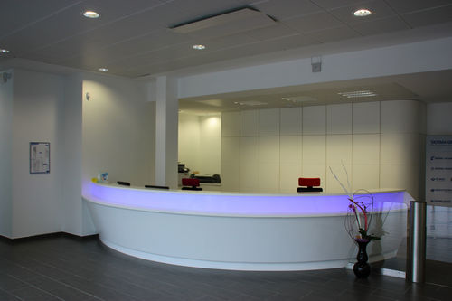 Banco reception a semicerchio - 6 - V-korr Creative Surface - in Solid Surface / luminoso / per hotel