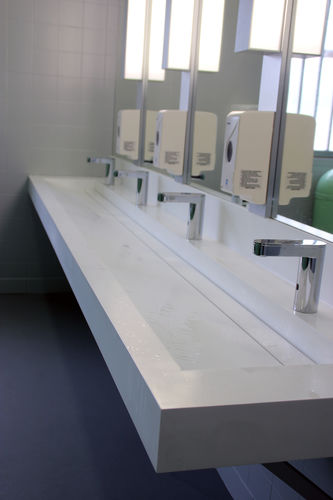 Lavabo sospeso - V-korr Creative Surface - in Solid Surface / con specchio regolabile / per disabili
