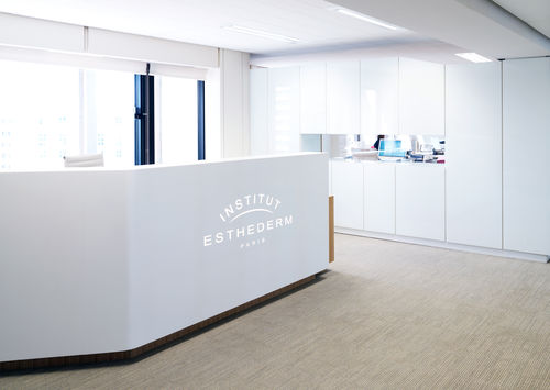 Banco reception in Solid Surface - 7 - V-korr Creative Surface - luminoso