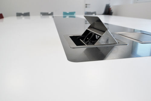 Tavolo da riunione contemporaneo - V-korr Creative Surface - in Solid Surface / rettangolare / con presa di corrente integrata