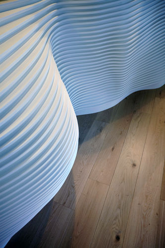 Banco reception a semicerchio - BAR ET BANQUE D'ACCUEIL - V-korr Creative Surface - in Solid Surface / per hotel