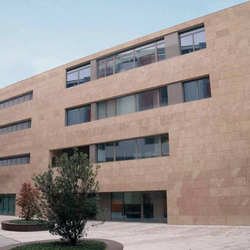 Rivestimento di facciata in pannelli - mvb - in calcestruzzo / liscio / aspetto pietra